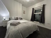Comfortable, spacious Two bedroom house close to Etihad Stadium Hotel in zona Clarendon Sixth Form College