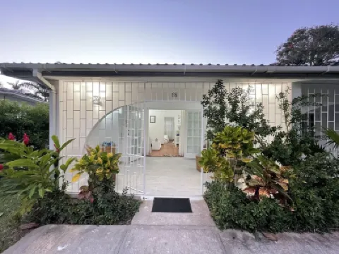 Beautiful 1 Bed Apartment on West Coast - Close to Beach Hotels in 