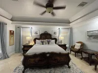 Spacious 5-bedroom villa in beautiful Nassau with AC, WiFi and Pool.