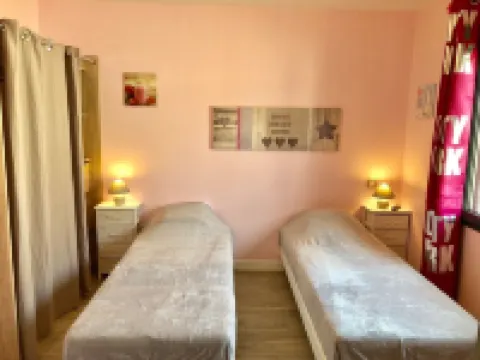 Villa of 125 m², Air conditioning, 4 bedrooms, sleeps 10, terrace, garden ... Hotels in Gujan-Mestras