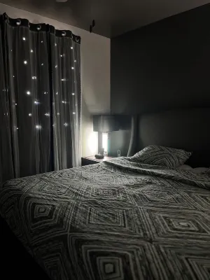 HawksNest - Cozy 1-bedroom condo with WiFi, AC in lovely Lawrence Отели рядом с достопримечательностью «Лоренс Перколатор»