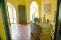 Paradise Found! Character filled close to beach, forest and amenities Hotels in Tarcoles