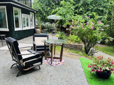 FireThorn Manor: Spacious, well appointed 2 Bedroom Garden Suite with King Bed.