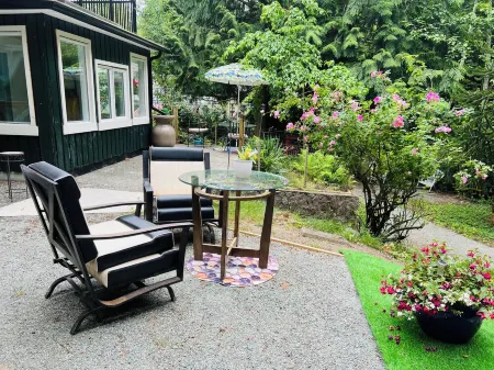 FireThorn Manor: Spacious, well appointed 2 Bedroom Garden Suite with King Bed. Отели рядом с достопримечательностью «Суорц Бэй Терминал»