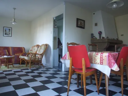 House in Balearic resort at 900 m. from the beach and shops