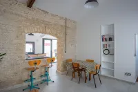 Small renovated house with terrace in the heart of St Pierre d'Oléron Hotel a Saint-Pierre-d'Oleron