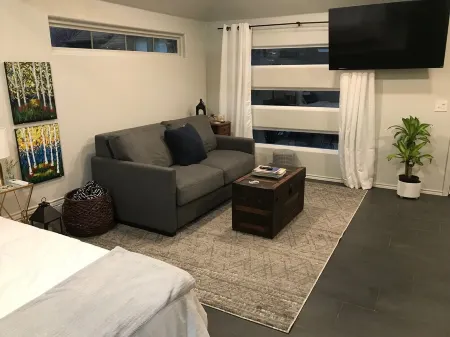 Quaint midtown studio located minutes from the best Tulsa has to offer. Отели рядом с достопримечательностью «Expo Square»