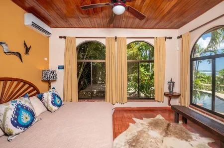 private oceanview villa, 3 bedroom gem-walking distance to the beach