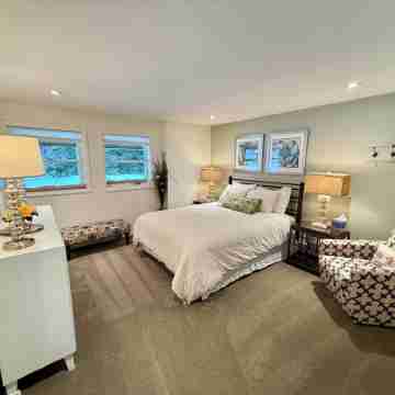 Enchanted Haven on a Private Pond in Stowe Rooms