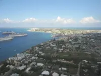 Cayman Reef #3 - One bed condo with King Bed great location on Seven Mile Beach