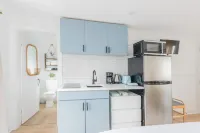 Modern & Renovated Studio Condo (Steps to the Beach - Pool, WiFi, Free Parking