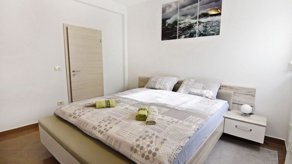 Lovely new apartment with terrace Aeneas 1