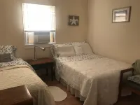 Wildwood apt 4.5 blocks from the beach , huge yard