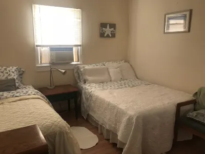 Wildwood apt 4.5 blocks from the beach , huge yard