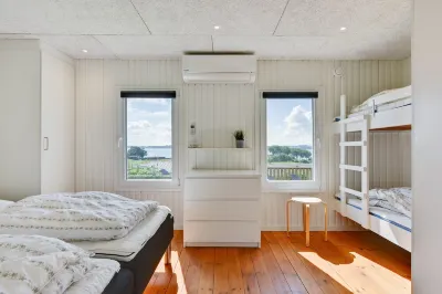 Family-friendly holiday home with a panoramic view of the Aabenraa Fjord