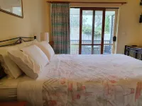 Sunny, cosy, private cottage by the beach