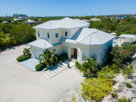 Island Escape- Long Bay Beach , private pool