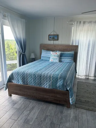 Escape from the daily stresses of life to this tranquil beach cottage. Отели в г. Moore Hill