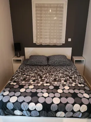 1 Bedroom Apartment in Fresnes Hoteles en Fresnes