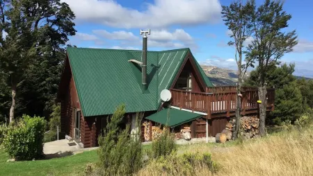 Log cabin in the mountains with indoor climbing wall, perfect for a family.