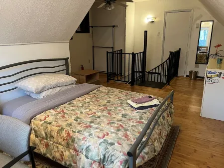 Master Bedroom in Richmond's West End - Zip Code 23294 Отели рядом с достопримечательностью «Children's Museum of Richmond - Short Pump»