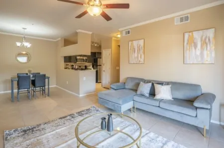 Spacious Condo: Pool, Gym, Balcony, Free Parking - Near Airport Отели рядом с достопримечательностью «Зоопарк Финикс»