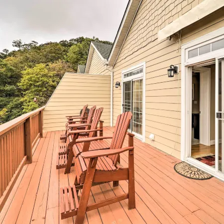 Scenic Views! Ski-in/Ski-Out Condo in Beech Mtn 비치 마운틴 호텔