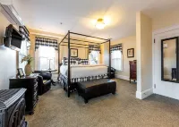 Bass Cottage & Ullikana Hotels in Gouldsboro