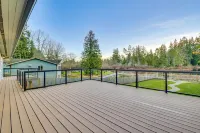 Lakefront Gem: Balcony, Fire Pit & Yard in Everett Hotels in Snohomish County