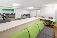 MacEwan University Residence - キッチン