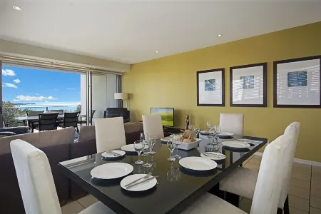 Space Holiday Apartments Отели рядом с достопримечательностью «Маручйдор Бич»