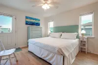 Gulf Shores Cottage w/ Water Views, Walk to Beach! - spa