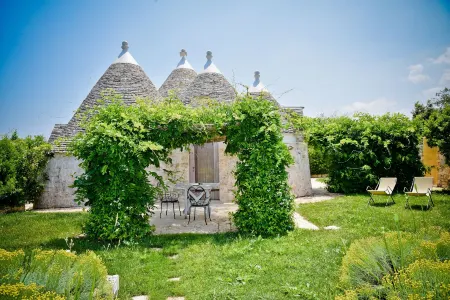 Leonardo Trulli Resort Отели рядом с достопримечательностью «Centro Storico Locorotondo»