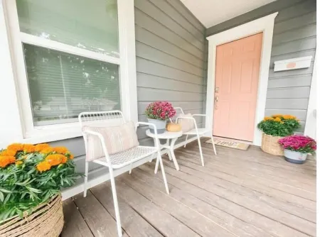 Retro Bungalow in Downtown McKinney Fenced Yard & Atari Отели в г. Мак-Кинни