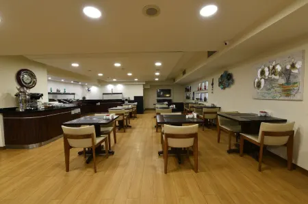 Asal Hotel Отели рядом с достопримечательностью «Кизилэйская площадь»