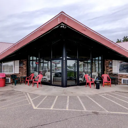 Bloomer Inn & Suites
