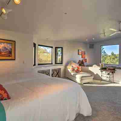 2 Acres & Red Rock Views: Sedona Casita! Rooms