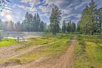 Bend Condo w/ Deck, Resort-Style Amenities & Views - Homestays