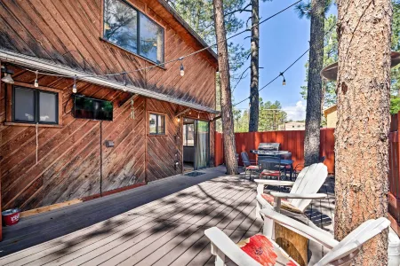 Ruidoso Cabin w/ Deck & Grill - Walk to Town! Отели рядом с достопримечательностью «Moon Mountain»