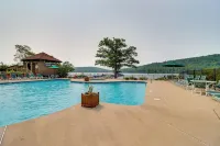 Steps to Shore: Scenic Big Boulder Lake Condo! - موقف سيارات