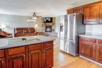 Peaceful Russell Springs Home w/ Fire Pit & Pond! Hotel a Jamestown