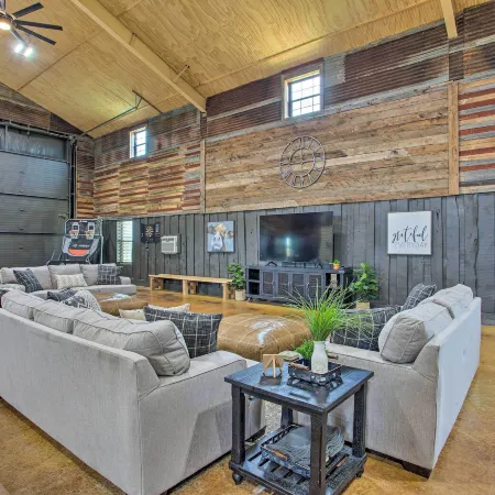 'The Copper Roost': Lake Texoma Escape w/ Hot Tub