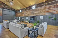 'The Copper Roost': Lake Texoma Escape w/ Hot Tub - Parkplatz