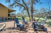 Rustic-Chic Country Cabin - 10 Mi to Main Street! - spa