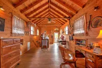 'Ark Bunkhouse' Fredericksburg Hideaway w/ Hot Tub - Maalaistalo
