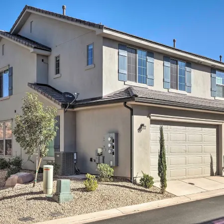 Washington Townhome w/ Patio + Resort Perks!