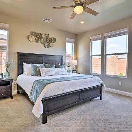 Community Pool & Private Hot Tub: Washington Home!