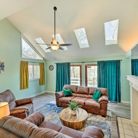 Hot Springs Getaway w/ Beautiful Lake Views! Hoteles en Piney