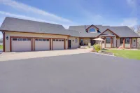 Expansive Retreat on 5 Acres in Shakopee! Hotel dekat Valleyfair