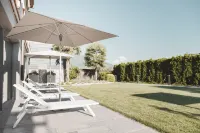 Hotel Tiefenbrunn Gardensuites & Breakfast فنادق في Postal